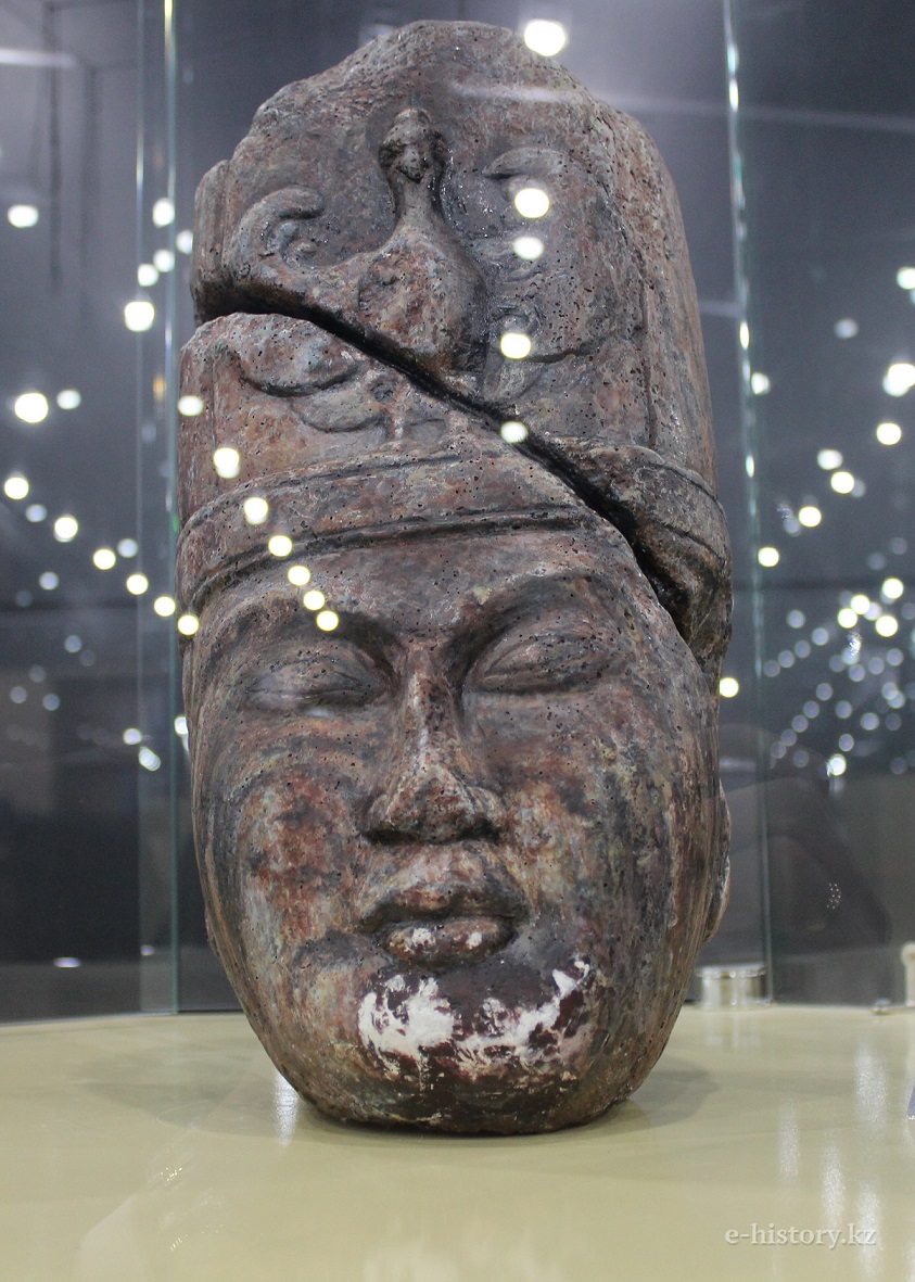 Азияттың аузында да, есегінде де